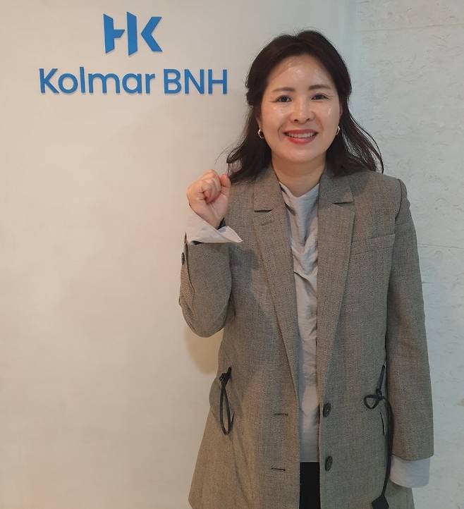 윤여원 대표가 한국경제신문과 인터뷰 후 파이팅을 외치고 있다. 윤현주 기자