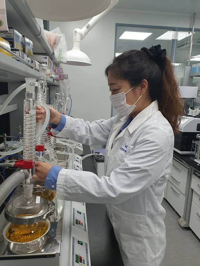 최은진 대리가 건기식 원료 추출기를 작동시키고 있다. 윤현주 기자