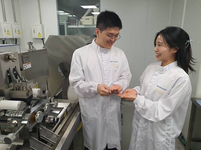 손수빈 대리(왼쪽)와 김민정 대리가 오메가3 연질캡슐 테스트를 하고 있다. 윤현주 기자