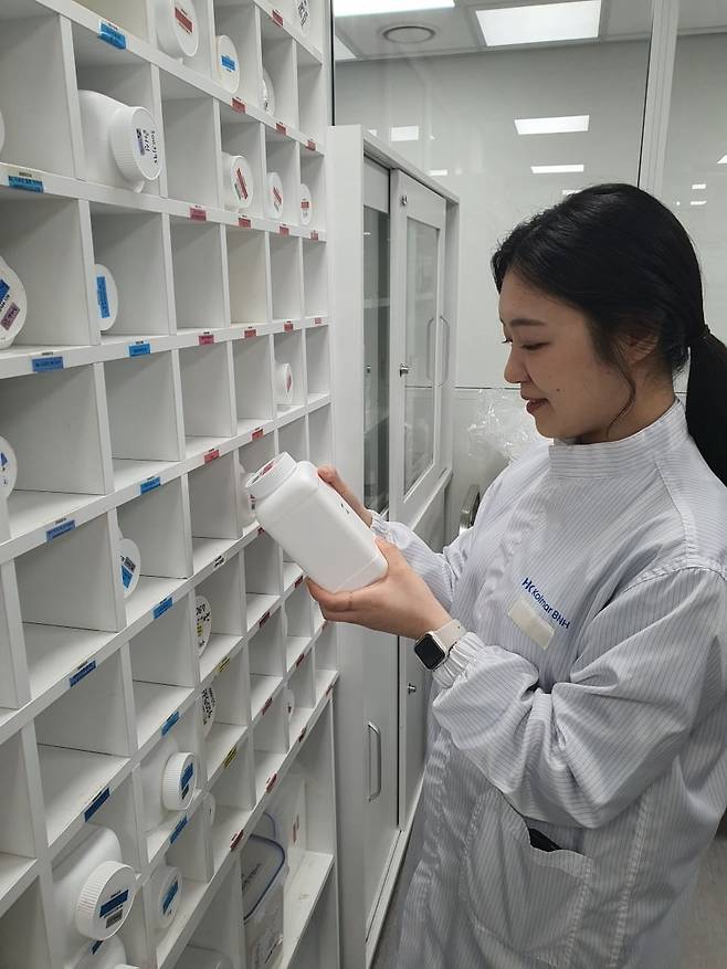 변영미 사원이 액상에 들어가는 원료를 고르고 있다. 윤현주 기자