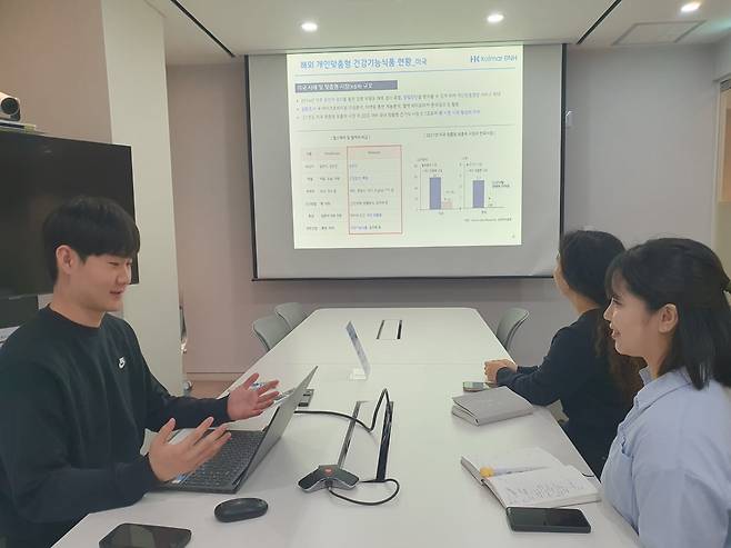 기획팀 직원들이 미국 건기식 시장 공략을 위한 업무 회의를 하고 있다. 윤현주 기자