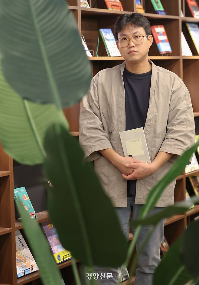 7년 만의 신작 시집 <마중도 배웅도 없이>를 출간한 박준 시인이 지난 24일 서울 마포구 창비서교빌딩에서 경향신문과 인터뷰를 하기 전 포즈를 취하고 있다. 성동훈 기자