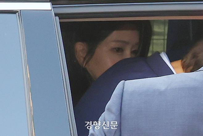 윤석열 전 대통령의 부인 김건희 여사가 헌법재판소 파면 선고 후 7일만인 지난 11일 오후 서울 용산구 한남동 관저를 떠나고 있다. 권도현 기자