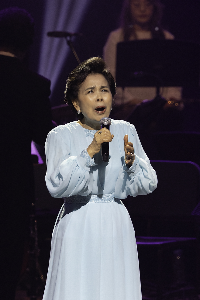 가수 이미자가 27일 세종문화회관 대극장에서 열린 ‘이미자 전통가요 헌정 공연-맥을 이음’에서 열창하고 있다. 쇼당이엔티 제공