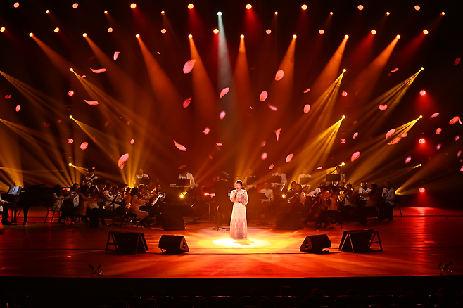 가수 이미자가 27일 세종문화회관 대극장에서 열린 ‘이미자 전통가요 헌정 공연-맥을 이음’에서 열창하고 있다. 쇼당이엔티 제공