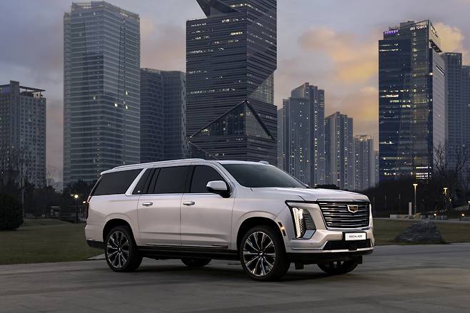 육중함을 과시하는 캐딜락 플래그십 SUV ‘더 뉴 에스컬레이드’. 캐딜락 제공
