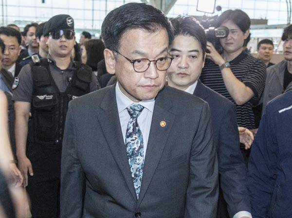 최상목 부총리 겸 기획재정부 장관이 ‘한미 2+2 통상 협의’ 참석차 지난 22일 인천국제공항을 통해 출국하고 있다. 연합뉴스