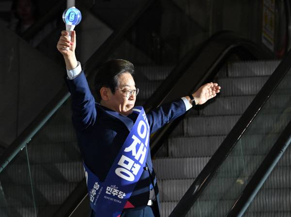 더불어민주당 이재명 대선 경선 후보가 27일 경기 고양시 킨텍스에서 열린 ‘제21대 대통령선거 후보자 선출을 위한 수도권·강원·제주 경선 및 최종 후보자 선출 대회’에 참석하며 지지자들을 향해 응원봉을 들어올리고 있다. 공동취재