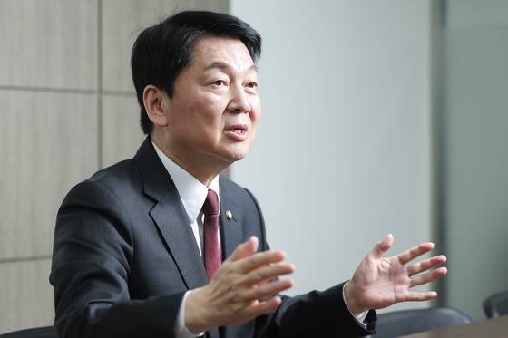 People Power Party presidential primary candidate Ahn Cheol-soo speaks during an interview with the JoongAng Ilbo, an affiliate of the Korea JoongAng Daily, at his campaign office in Yeouido, western Seoul on April 20. [JUN MIN-KYU]