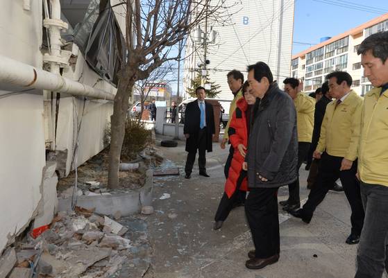 National Assembly Speaker Chung Sye-kyun visits the Daeseong Apartment complex, a heavily damaged site in Pohang, North Gyeongsang, after a magnitude 5.4 earthquake and a 4.6 aftershock, and inspects the damage on Feb. 13, 2018. [YONHAP]