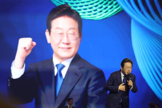 Lee Jae-myung gives a speech after winning the Democratic Party's presidential primary held in Gyeonggi's Kintex convention hall on April 27. [NEWS1]
