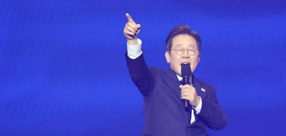 Lee Jae-myung gives a speech after winning the Democratic Party's presidential primary held in Gyeonggi's Kintex convention hall on April 27. [YONHAP]