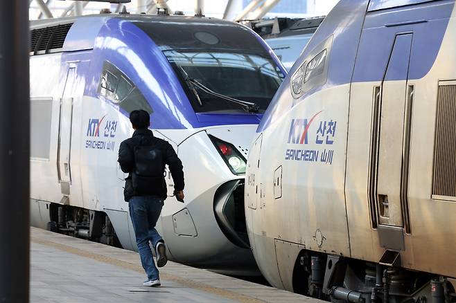 A passenger runs to get on board a KTX train at Seoul Station on March 7. [NEWS1]