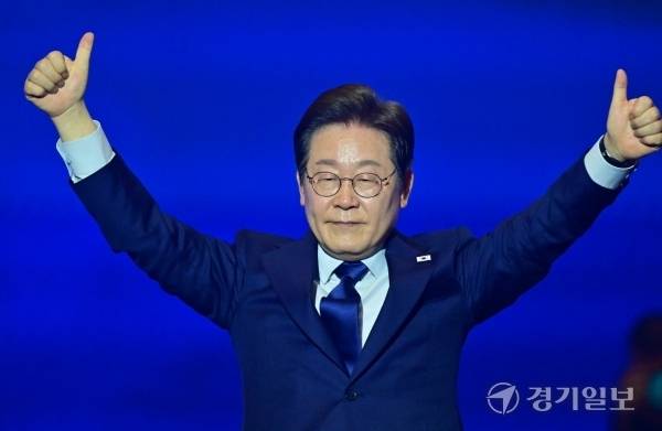 더불어민주당 이재명 대선 경선 후보가 27일 경기 고양시 킨텍스에서 열린 '제21대 대통령선거 후보자 선출을 위한 수도권·강원·제주 경선 및 최종 후보자 선출 대회'에서 엄지를 들고 있다. 조주현기자