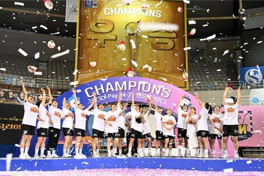 신한SOL페이 24-25 핸드볼 H리그 여자부 챔피언 SK슈가글라이더즈 선수들이 모자 세레모니를 하고 있다