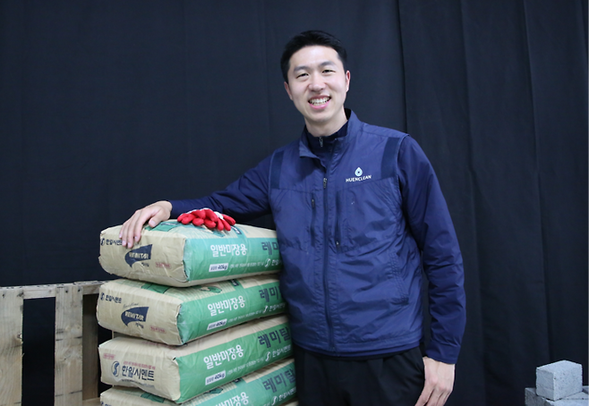 유튜버 열현남아가 현장에서 쓰는 장비들 앞에서 웃고 있다. [김재현 기자]