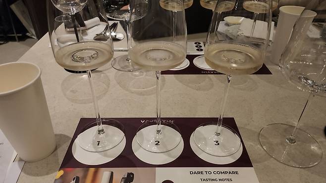 파이퍼 하이직 샴페인을 코라빈 스파클링 제품을 이용해 3주 전에 개봉한 것과 이날 새로 개봉한 것을 블라인트 테스트하는 모습. 안병준 기자