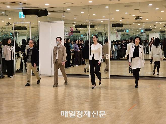 현대백화점 판교점에서 열린 시니어모델 수업에서 평균 연령 60대 이상의 시니어들이 모델 워킹을 연습하고 있다. 차창희 기자