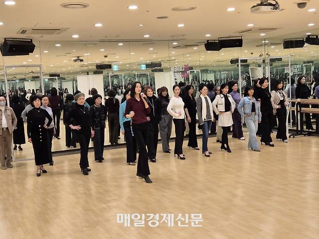 현대백화점 판교점에서 열린 시니어모델 수업에서 최지혜 모델(강사)의 지도 하에 시니어들이 모델 워킹을 연습하고 있다. 차창희 기자