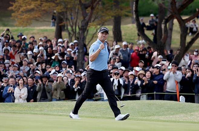 우리금융 챔피언십 정상에 오른 이태훈이 주먹을 불끈 쥐고 포효하고 있다.  KPGA