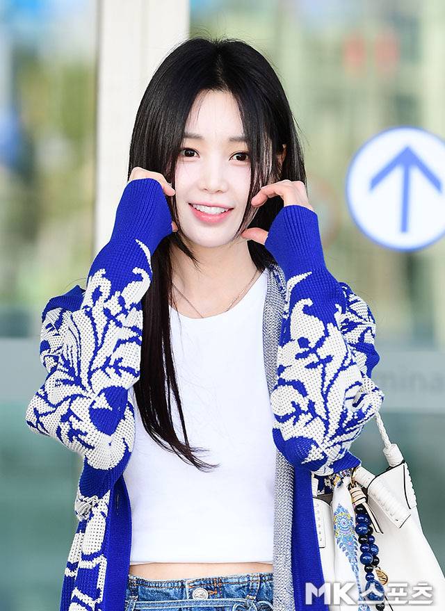 남규리는 화이트 크롭티와 루즈핏 청바지를 기본으로, 블루+아이보리 조합의 니트 롱카디건을 가볍게 걸쳐 청량미와 클래식함을 동시에 잡은 완벽한 공항패션을 선보였다. 사진=김영구 기자