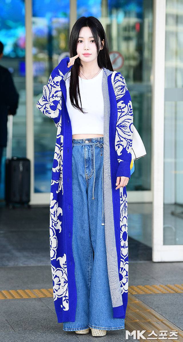 길게 늘어뜨린 내추럴 헤어스타일과 패턴 슈즈, 그리고 미니멀한 크로스백까지, 꾸미지 않은 듯 세련된 ‘꾸안꾸’ 무드를 자연스럽게 완성했다. 사진=김영구 기자