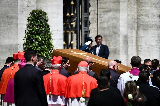 프란치스코 교황의 관이 26일(현지시간) 그의 마지막 안식처인 산타 마리아 마조레 대성당으로 옮겨지고 있다. /AFPBBNews=뉴스1