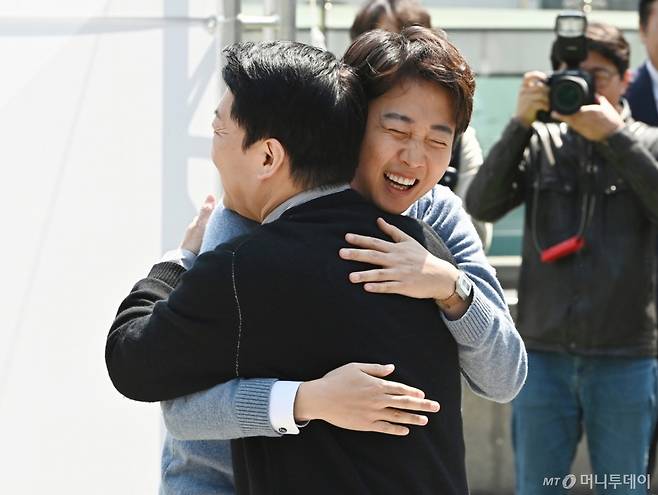 [성남=뉴시스] 김종택 기자 = 안철수 국민의힘 대선 경선 후보와 이준석 개혁신당 대선 후보가 25일 경기 성남시 판교 테크노밸리 광장에서 'AI 과학기술 패권'을 주제로 열린 단비토크에 앞서 포옹하고 있다. 2025.04.25. jtk@newsis.com /사진=김종택