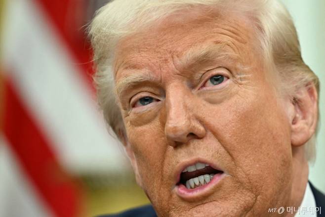 도널드 트럼프 미국 대통령이 지난달 6일(현지시간) 워싱턴 백악관에서 행정명령에 서명한 뒤 취재진을 만나 "나토 국가들이 돈을 내지 않으면 나는 그들을 방어하지 않겠다"고 밝히고 있다. / AFP=뉴스1