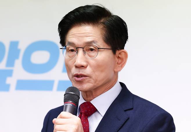 국민의힘 대선 경선 후보인 김문수 전 경기지사가 "한덕수 대통령 권한대행 국무총리가 출마할 경우 제가 즉시 찾아뵙고 신속하고 공정하게 단일화를 성사시키겠다"고 했다. 사진은 지난 25일 김문수 국민의힘 대선 경선 후보가 25일 서울 여의도 선거사무소에서 공동주택 층간소음 방지 의무화 공약 발표 기자회견을 하는 모습. /사진=뉴스1