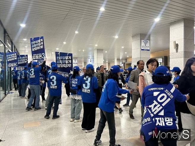 합동연설회가 시작되기까지 두시간쯤 남았음에도 킨텍스 10B홀 입구에는 긴 줄이 이어졌고 행사장 내부에는 자리조차 찾기 어려웠다. /사진=김성아 기자