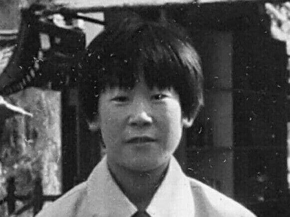 소년공으로 보낸 6년, 기름때 묻은 손으로 쌓아 올린 이 시간들은 훗날 그가 일관되게 강조하는 '억강부약'(특권과 반칙에 기반한 강자의 욕망을 절제시키고 약자의 삶을 보듬는) 정치 철학의 토양이 됐다. 사진은 야구글로브 공장 '대양실업'에서 일하던 이 후보의 소년공 시절의 모습./사진=이재명 캠프 제공