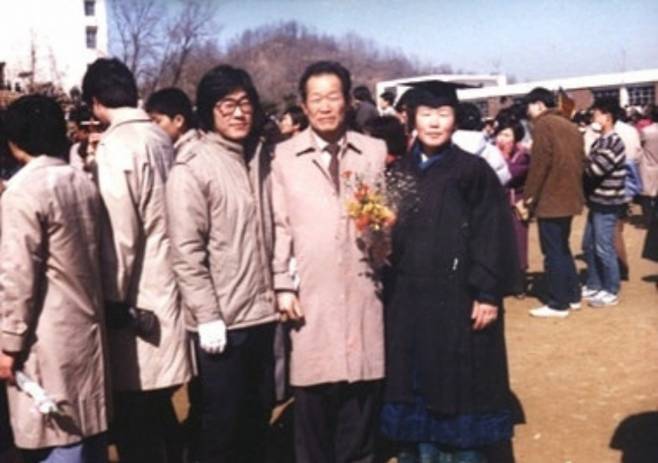 이재명은 일당을 받지 못한 일용직 노동자와 부당한 대우를 견뎌야 했던 여공, 가정폭력에 시달리는 부녀자들의 사연을 듣는 순간이면 자신의 소년공 시절이 떠올라 결코 남의 일처럼 들리지 않았다. 사진은 이재명이 1986년 2월 중앙대 졸업식에서 아버지(가운데), 어머니(오른쪽)와 사진을 찍는 모습. /사진=이재명 블로그 캡처