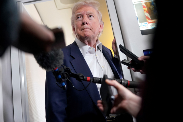 도널드 트럼프 미국 대통령이 25일 프란치스코 교황 장례식에 참석하기 위해 이탈리아 로마로 이동하는 전용기 에어포스원에서 기자들의 질문을 받고 있다. 연합뉴스