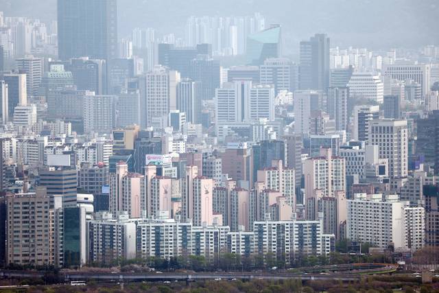 지난 4월 11일 남산에서 바라본 서울 시내 아파트. 연합뉴스