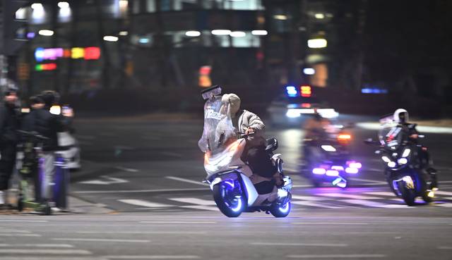 지난 3월 1일 광주 광산구 수완지구 한 사거리 주변 도로에서 이륜차량 다수가 도로를 내달리고 있는 모습. 뉴시스