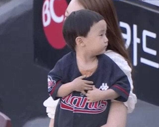 예승이는 어릴 때부터 아빠 경기를 자주 관람했다. / 온라인 커뮤니티 캡처