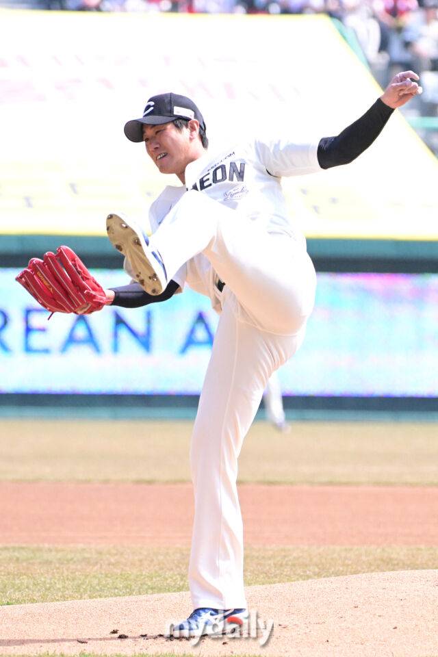 SSG 선발 김광현이 23일 인천 SSG랜더스필드에서 진행된 ‘2025 신한 SOL BANK KBO리그’ 두산-SSG의 경기에서 역투를 펼치고 있다./마이데일리