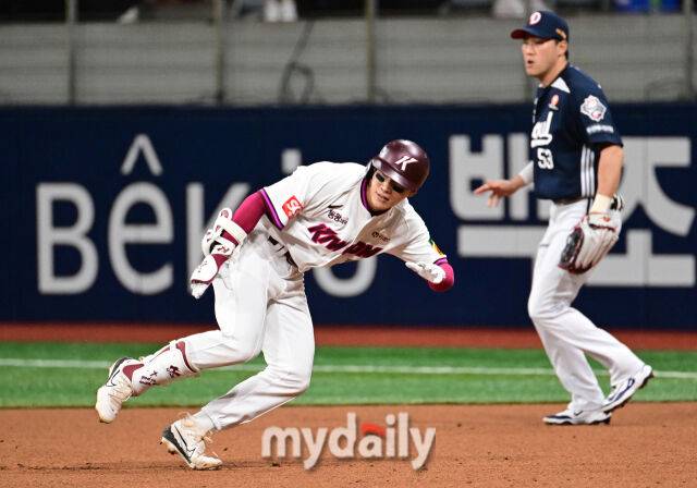 2025년 4월 22일 오후 서울 고척스카이돔에 진행된 '2025 신한 SOL뱅크 KBO 리그' 두산 베어스와 키움 히어로즈의 경기. 키움 이주형이 3회말 선두타자 안타를 친 뒤 2루로 뛰려다 1루로 귀루하고 있다./마이데일리