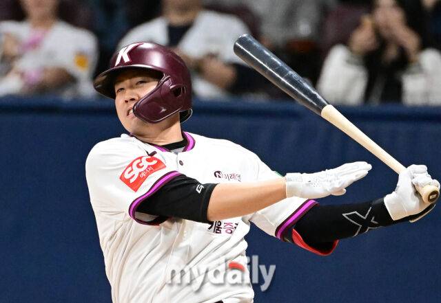 2025년 4월 22일 오후 서울 고척스카이돔에 진행된 '2025 신한 SOL뱅크 KBO 리그' 두산 베어스와 키움 히어로즈의 경기. 키움 오선진이 6회말 2사 2루서 안타를 치고 있다./마이데일리