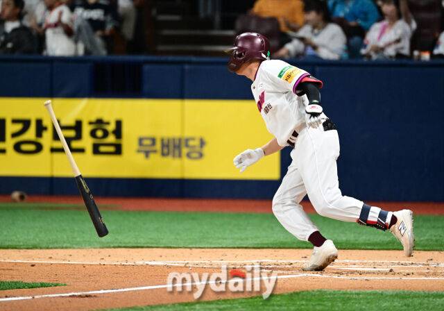 2025년 4월 22일 오후 서울 고척스카이돔에 진행된 '2025 신한 SOL뱅크 KBO 리그' 두산 베어스와 키움 히어로즈의 경기. 키움 오선진이 2회말 1사 1.2루서 1타점 2루타를 치고 있다./마이데일리