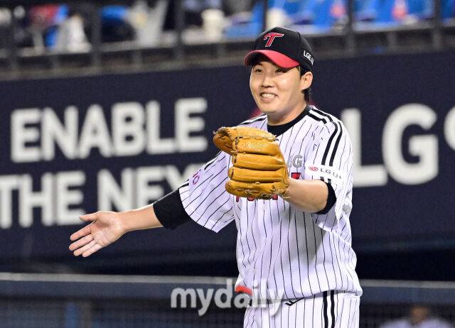 2025년 3월 26일 오후 서울잠실구장에서 진행된 '2025 신한 SOL뱅크 KBO 리그' 한화 이글스와 LG 트윈스의 경기. LG 선발투수 임찬규가 5회까지 무실점 투구를 한 뒤 야수들을 반기고 있다./마이데일리