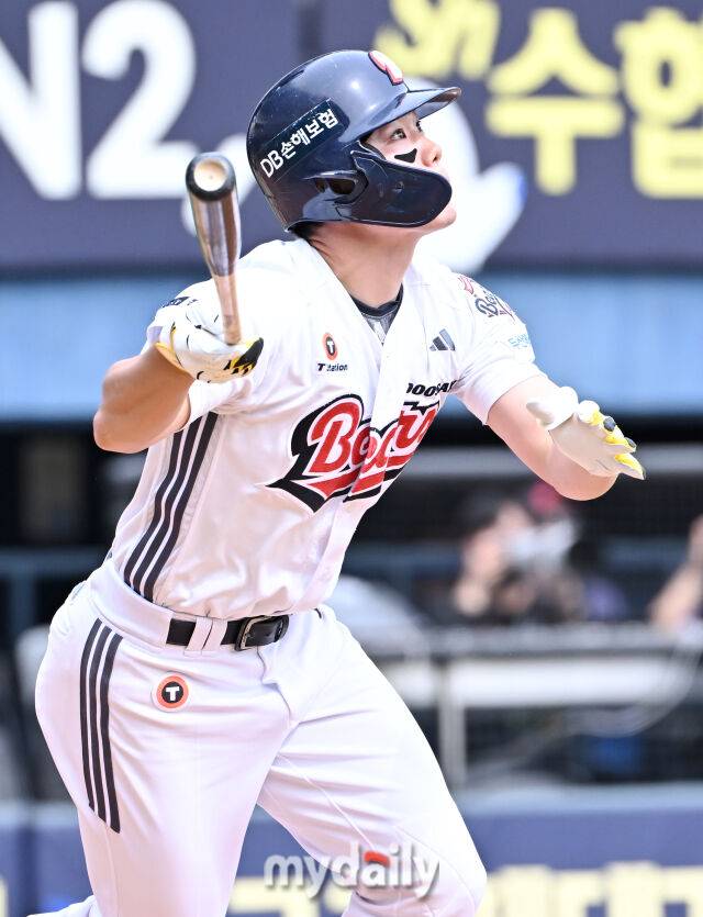 27일 오후 서울 잠실야구장에서 진행된 '2025 프로야구 KBO리그' 두산 베어스와 롯데 자이언츠의 경기. 두산 오명진이 4회말 1사 만루서 만루홈런을 터뜨리고 있다./잠실=송일섭 기자