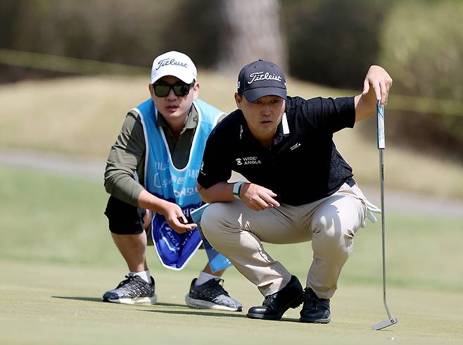 10번 홀에서 퍼팅 라인을 살피고 있는 이태훈. [사진=KPGA]