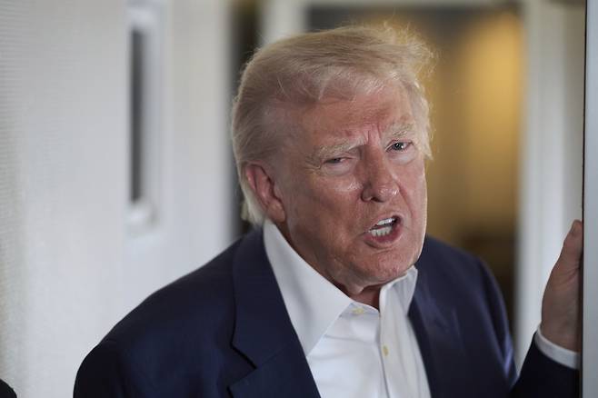 교황의 장례식을 위해 자신의 전용기 에어포스원에 탑승하기 전 취재진과 인터뷰를 하고 있는 도널드 트럼프 미국 대통령 [AP]