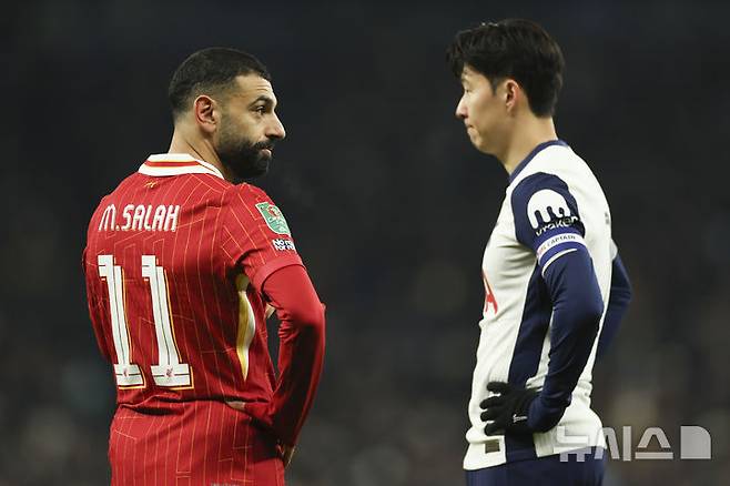 [런던=AP/뉴시스] 잉글랜드 프로축구 프리미어리그(EPL) 리버풀의 모하메드 살라, 토트넘 홋스퍼의 손흥민. 2025.01.09.