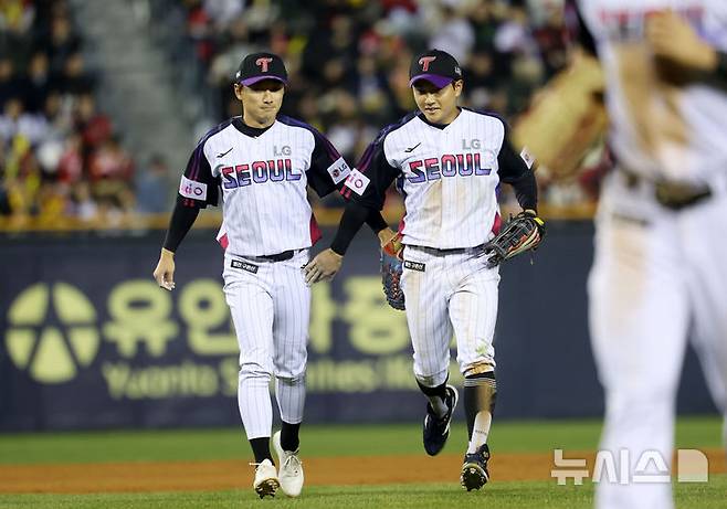 [서울=뉴시스] 홍효식 기자 = 지난 4일 서울 송파구 잠실야구장에서 열린 2025 KBO리그 KIA 타이거즈와 LG 트윈스의 경기, 4회말 2사 1,3루 LG 2루수 신민재(왼쪽)가 KIA 나성범의 안타성 타구를 잡아낸 뒤 동료들과 인사하고 있다. 2025.04.04. yesphoto@newsis.com