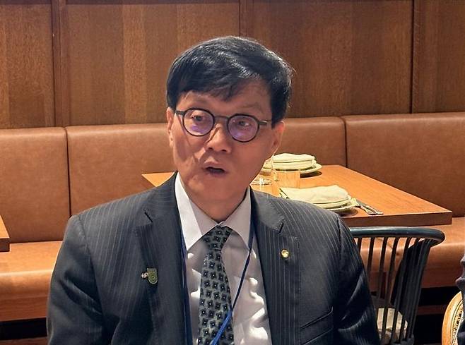 [워싱턴=뉴시스] 이창용 한국은행 총재가 25일(현지 시간) 워싱턴 D.C. 인근에서 G20 동행기자단과 만나 질문에 답하고 있다. (사진=G20동행기자단) *재판매 및 DB 금지