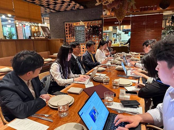 [워싱턴=뉴시스] 이창용 한국은행 총재가 25일(현지 시간) 워싱턴 D.C. 인근에서 G20 동행기자단과 만나 질문에 답하고 있다. (사진=G20동행기자단) *재판매 및 DB 금지