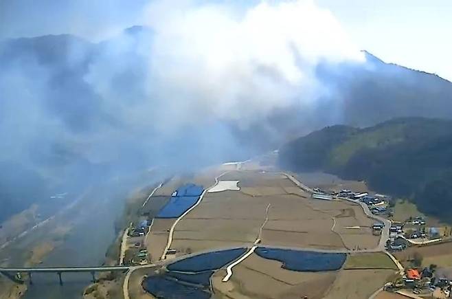 [인제=뉴시스] 27일 산림당국은 지난 26일 오후 1시 18분경 강원 인제군 상남면 하남리 1295-3 일원의 산불발생 20시간만인 이날 오전 9시 주불진화를 완료했다고 밝혔다.  *재판매 및 DB 금지